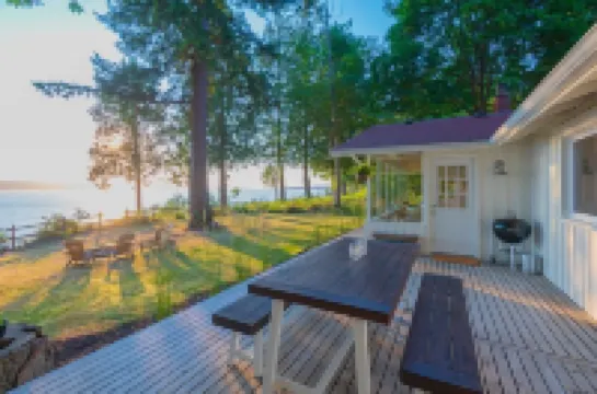 Sea Salt Cottage - 180-degree Views of the Olympic Mountain Range and Hood Canal