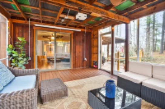 Where in the woods cabin - pet friendly - winery nearby