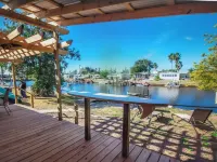 Relax in the Dolphin Retreat! Waterfront house with dock and kayaks. Hotels in Hudson