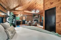 Epic Couples Retreat! Theatre! Waterfall! Jacuzzi! Firepits!
