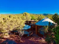 The Yoga Yurta... Extremely Civilized Glamping at Sunny Mellow Eco Villa! โรงแรมใน