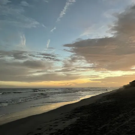 Steps to Beach - Dog Friendly - 2 Bedroom 1.5 Bathroom Townhome