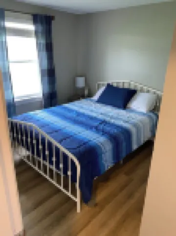 Quaint recently renovated house walking distance to  Lake Shore Park.