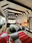 Hilltop walkers paradise with a view, sleeps 10