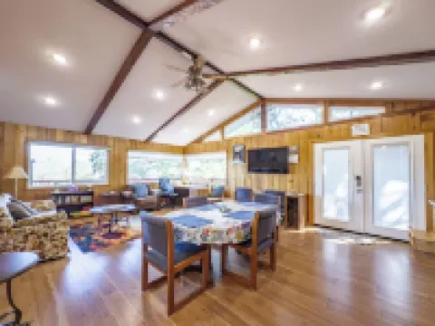Treetop Villa, Charming cottage on 100 acres with WiFi and AC in serene Mariposa