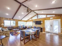 Treetop Villa, Charming cottage on 100 acres with WiFi and AC in serene Mariposa