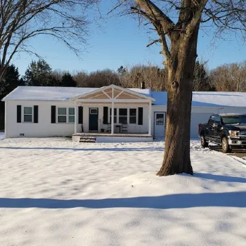 Quiet and cozy cottage hidden on the banks of Lake Norman