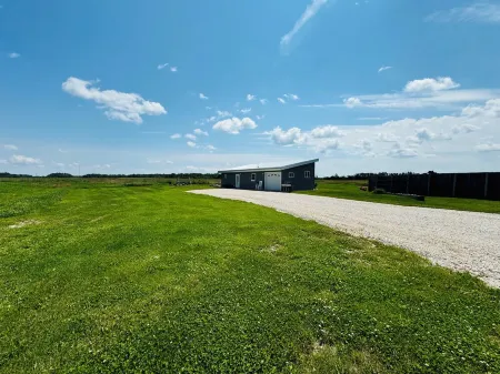 King Bed, Zero Entry, Close to Town Отели в г. Чиппева