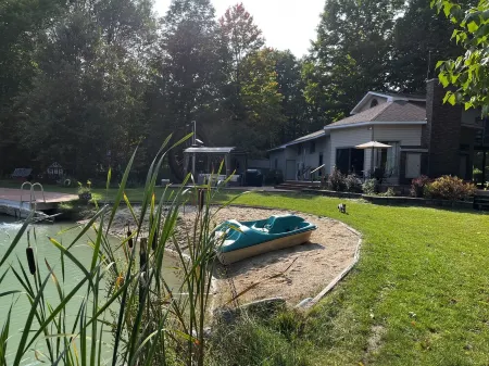 Chalet on Manistee River with amazing backyard pond. 5 minutes from Fife Lake.