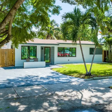 Pool house near the Beach. We’re pet-friendly!