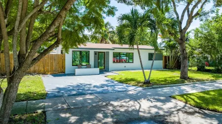 Pool house near the Beach. We’re pet-friendly! Отели рядом с достопримечательностью «Laguna Bay Nursery Inc»