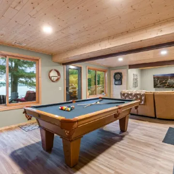 Sleeps up to 14. Stunning and spacious log cabin within 30 min of Brainerd.