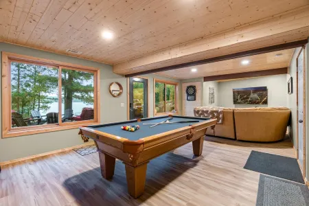 Sleeps up to 14. Stunning and spacious log cabin within 30 min of Brainerd.