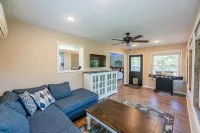 The Back 40 Getaway! Backs to Trail! Minutes from Blowing Springs & Gear Garden!