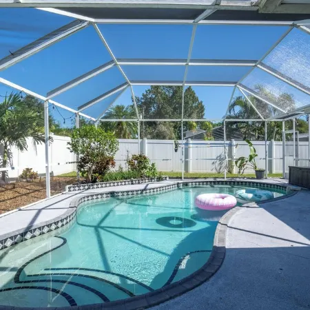 Sleeps 7-Heated Saltwater Pool-Near Beach, Airport