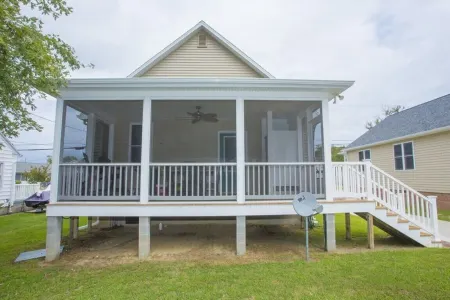 Myrtle on Mumford-Adorable Downtown Cottage w/Screened Porch