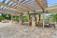 3 Bedroom! POOL, Game-Room, FREE Parking, Gym