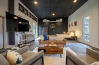 Charming country cottage in wonderful Franklin, TN with AC, WiFi. Hotels near First Presbyterian Church