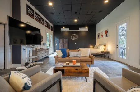 Charming country cottage in wonderful Franklin, TN with AC, WiFi.