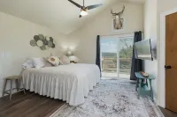 Charming retreat close to downtown, hiking, lakes, 3 acre and private Hotel a La Plata County