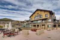 Cozy Ski in/Ski out studio steps from the lift!