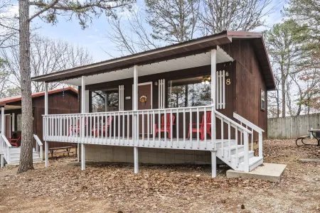 Bluebird Cottage - Hot Tub - Pool - Coffee - Fire Pit - less than 1 mile to SDC! Отели рядом с достопримечательностью «Силвер Доллар Сити»