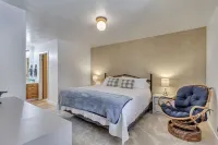 Charming condo w/ king bed, hot tub, pool, minutes away from world class skiing