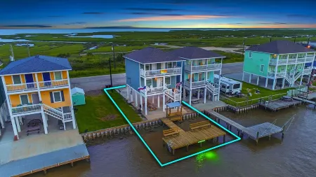 The Seaesta Shack-Colorado River-Lighted Fishing Pier-Starlink Wifi-Sleeps 9