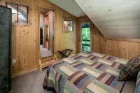 Luxury Waterfall Lodge & Guest House with Firepit, Hiking Trails, WiFi, Creek
