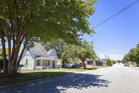 Cozy Victorian in the Center of downtown Morganton (Dog Friendly