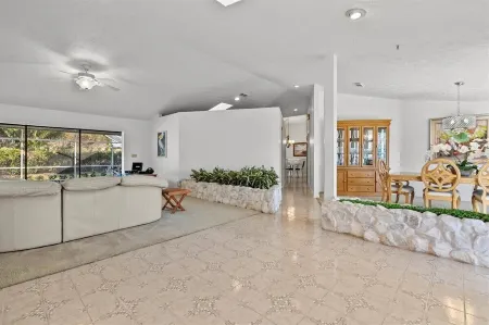 Riverside Retreat: 4BR/3BA with Private Dock and Boat Lift Отели рядом с достопримечательностью «Зона отдыха Элкс Парк»