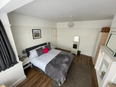 3 By The Sea, Ground Floor Apartment By The Sea