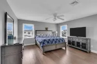 Newly Renovated Kitchen! 2 Weeks Left in Summer!