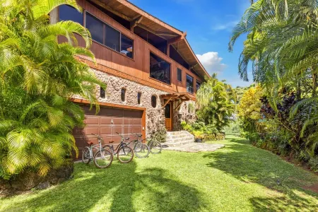 Tiki Home - Unique Custom Home Steps to the Beach and Town Отели рядом с достопримечательностью «Hanalei Pier»