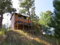 Enjoy The Views From This Lead Home Close To ATV/snowmobile trails and skiing リードのホテル