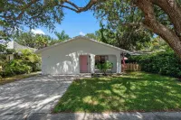 New - Beach House Minutes to Anna Maria Island Các khách sạn gần 11th Street Gallery