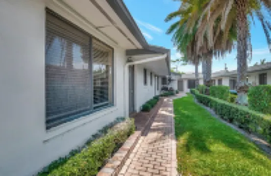 Spacious and Bright 2bed, washer/dryer, back yard