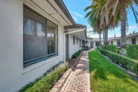 Spacious and Bright 2bed, washer/dryer, back yard