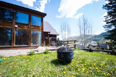 Beautiful Upper Valley cabin w/space for large groups! Mountain Paradise! Hotel dekat Williams Lake
