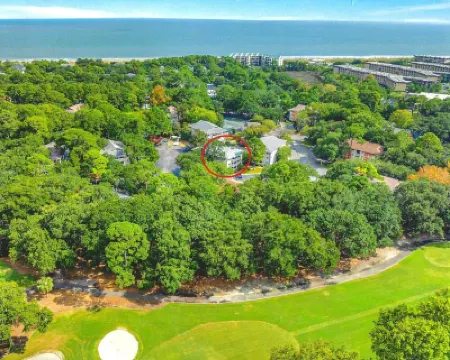 FULLY RENOVATED, 5-MINUTE WALK TO BEACH - 2 POOLS - 4 Pickleball +Tennis Courts 酒店