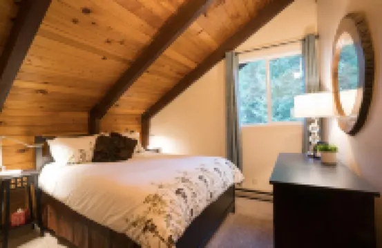 WALK TO BRIGHTON + PRIVATE HOT TUB + MOUNTAIN VIEW