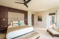 DIRECT BEACHFRONT WAILEA PANORAMIC OCEAN & OUTER ISLAND VIEWS 4Bd 3BA 3892 s.f.