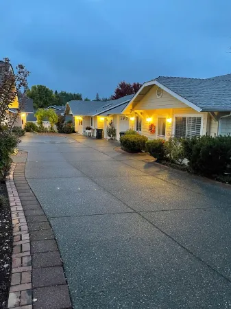 WARM AND INVITING, PEACEFUL No steps, Wide doorways , Recliner, Garage