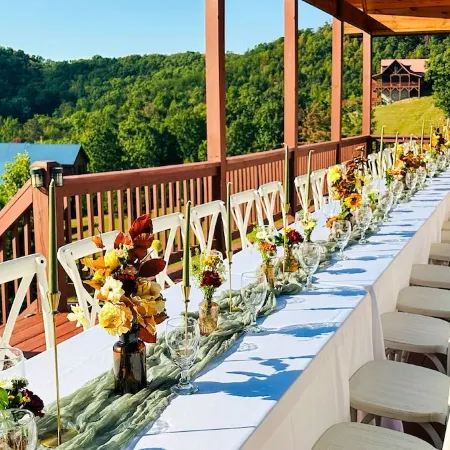 Prime Mountaintop Luxury Lodge, Spacious Outdoor Living. Amazing Views Sleeps 20