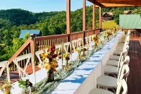 Prime Mountaintop Luxury Lodge, Spacious Outdoor Living. Amazing Views Sleeps 20