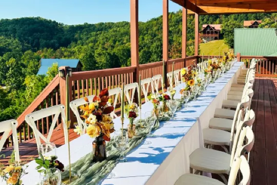 Prime Mountaintop Luxury Lodge, Spacious Outdoor Living. Amazing Views Sleeps 20