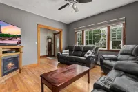 Welcoming 7 room house <15 miles to Boston, Salem & Casino Các khách sạn ở Wakefield