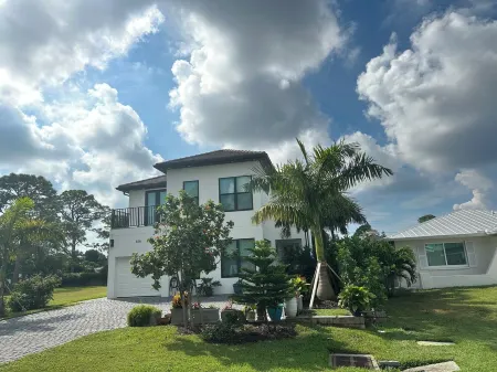 Luxe Pool-Side 6-Bed Villa in Naples Minutes to Vanderbilt Beach and Mercato! Отели рядом с достопримечательностью «Ровер Ран»