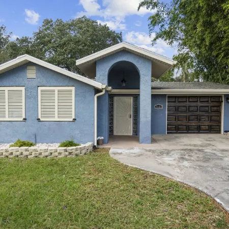 ENTIRE Home, POOL, LANAI/PORCH, Private BAR, MINUTES to Beach, FULLY STOCKED!!