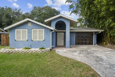 ENTIRE Home, POOL, LANAI/PORCH, Private BAR, MINUTES to Beach, FULLY STOCKED!! Hotels near Staples
